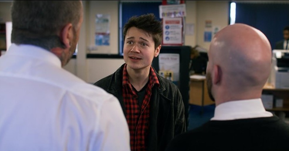 Ator de Sex Education recebe acusações de abuso sexual contra