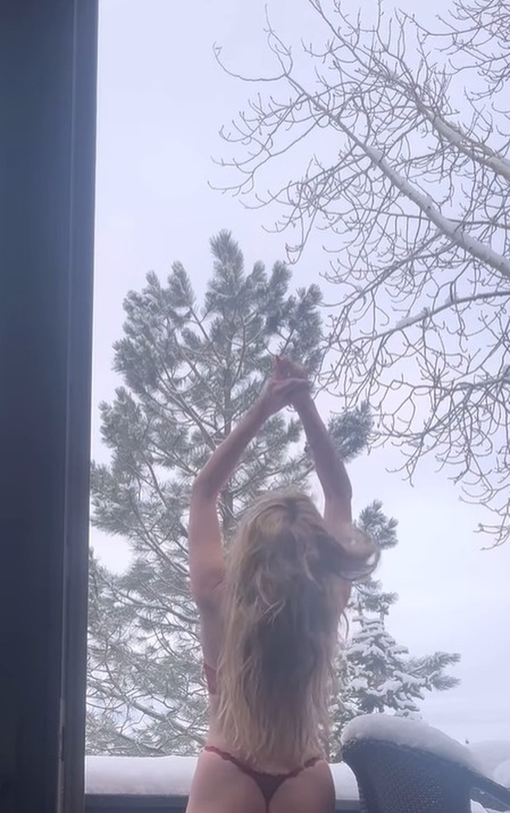 Heidi Klum Faz Temperatura Subir V Deo De Lingerie Na Neve Em Tradi O De Fim De Ano