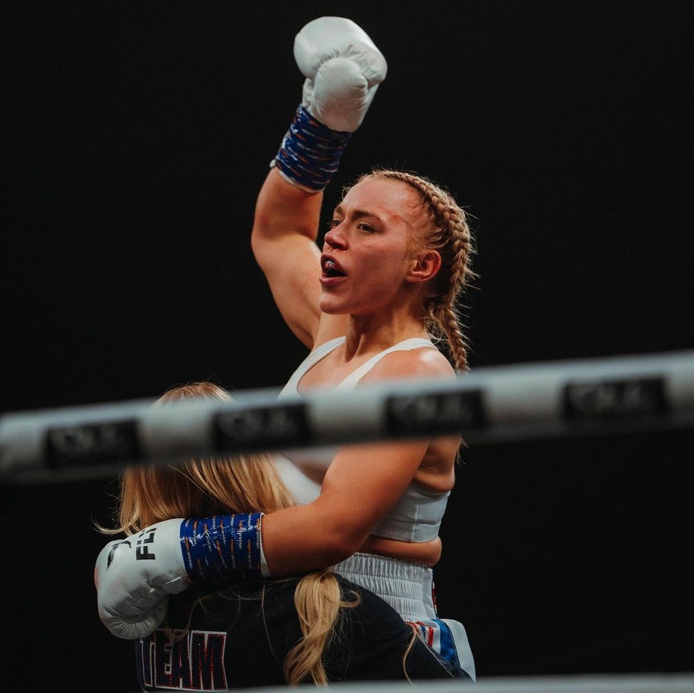 Boxeadora E Estrela Porn Posa S De Calcinha Mas Recebe Olhar De Desaprova O Dos Pr Prios