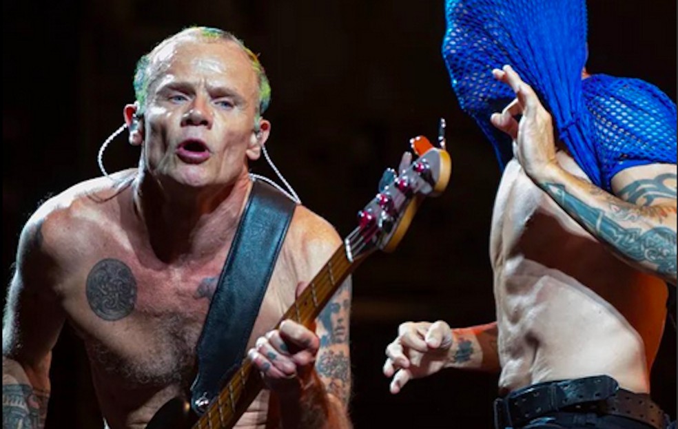 Flea roqueiro do Red Hot relata saga para ir ao banheiro após vontade de fazer número 2 em
