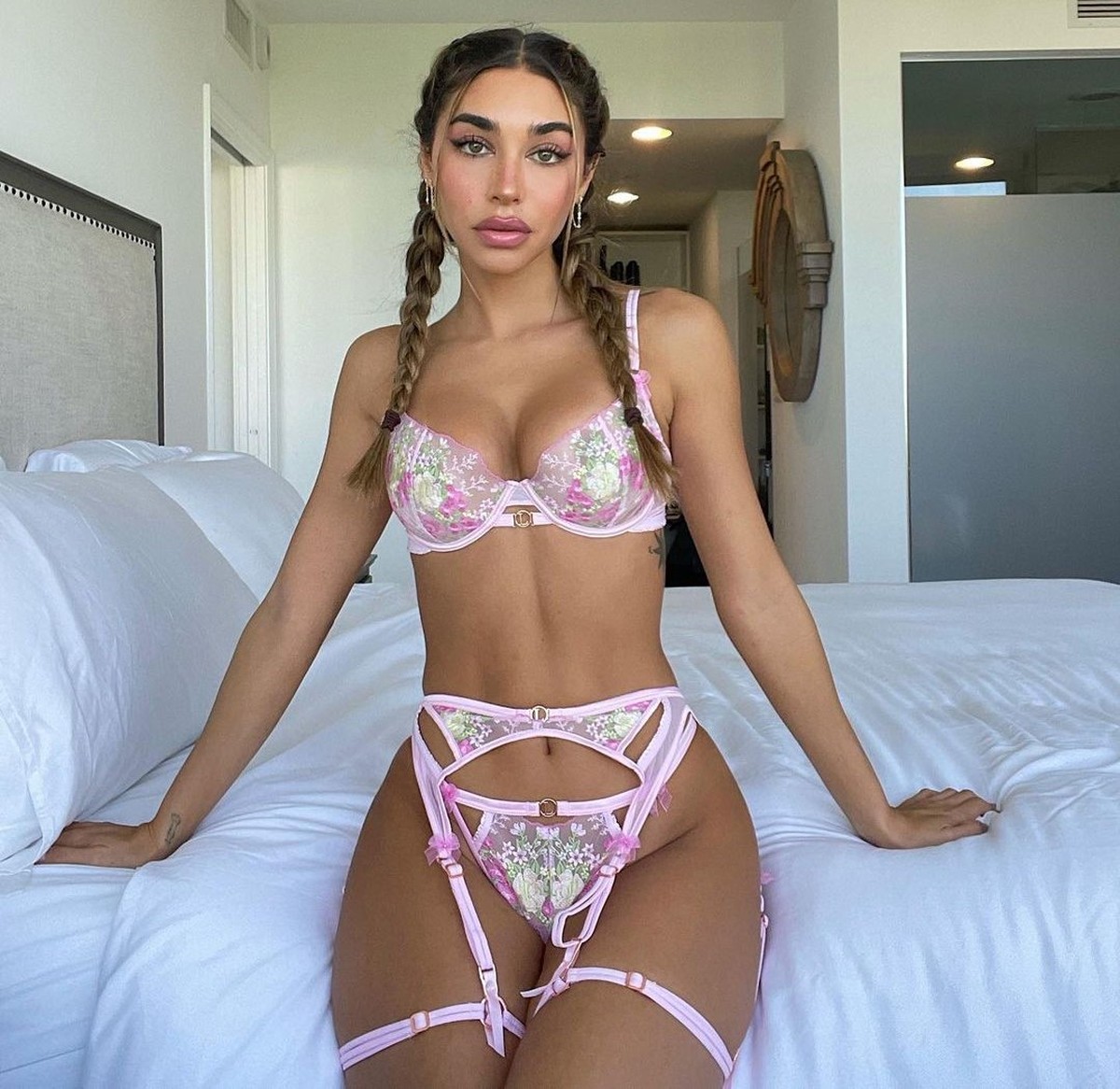 Modelo Que Inspirou M Sica De Justin Bieber Esquenta As Redes Cliques De Lingerie E Leva F S