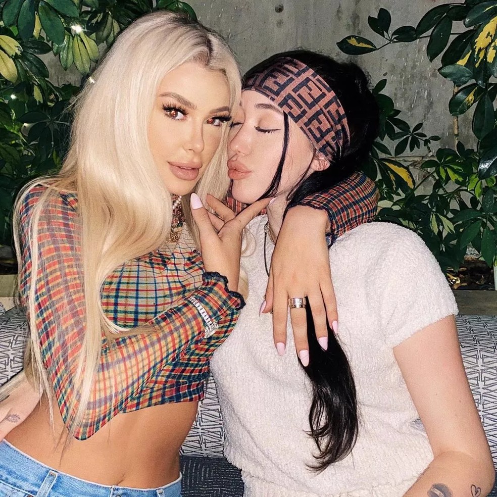 Influencer ex de atriz provoca fãs ao posar de lingerie transparente