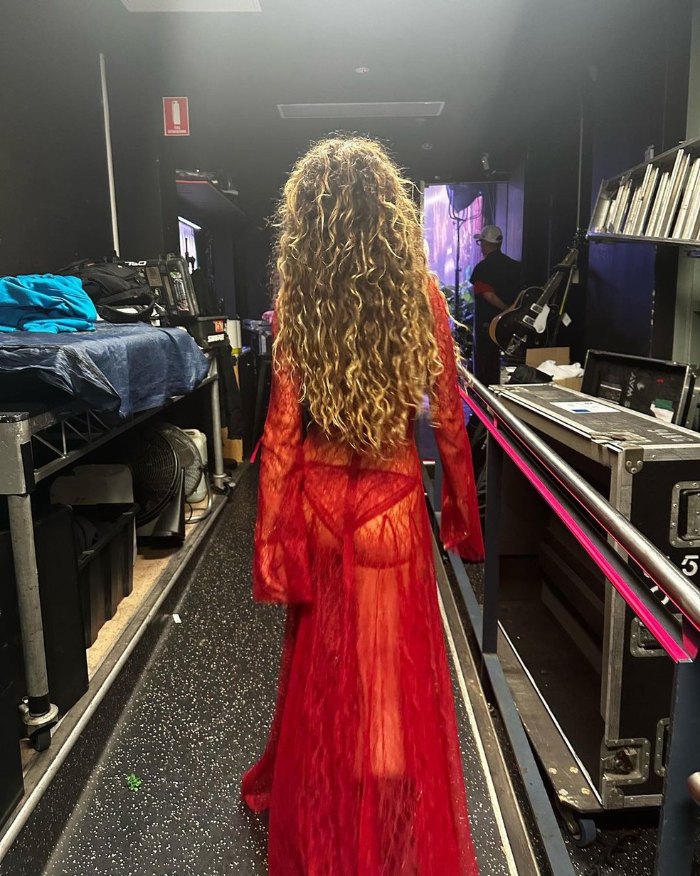 Rita Ora Esquenta Redes Ao Surgir De Lingerie Mostra Vestido Transparente Celebridades