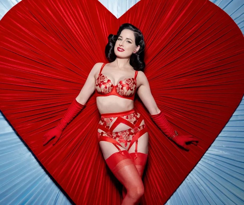 Dita Von Teese Aos Tira O F Lego De F S Em Ensaio De Lingerie