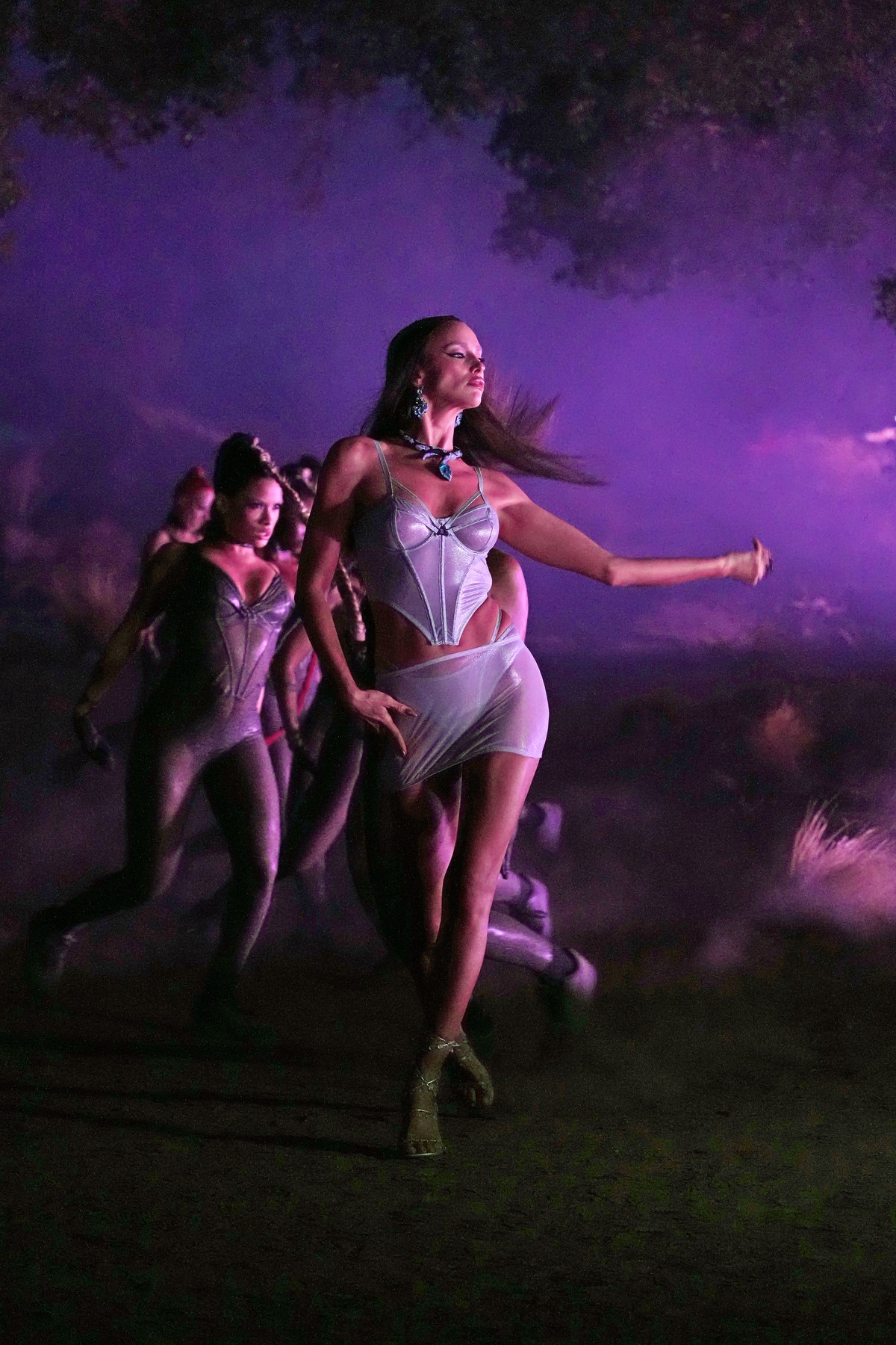 Irina Shayk Rouba A Cena Em Desfile De Lingerie De Grife De Rihanna Em Meio A Not Cias De Volta