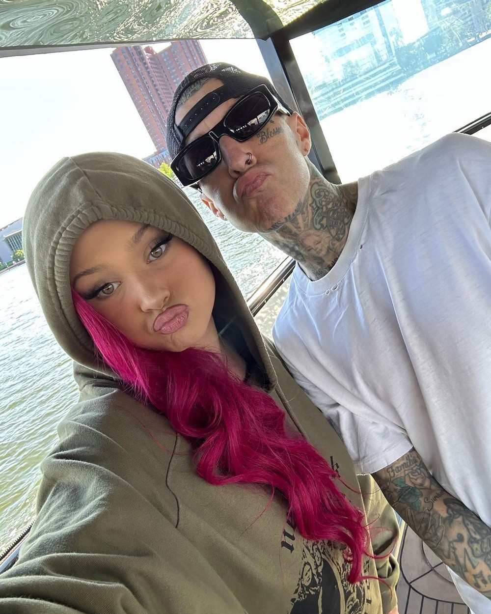 Filha De Roqueiro De Anos Pega Onda Da Madrasta Kardashian E Deixa Lingerie Vermelha Mostra