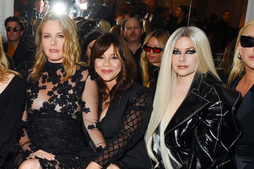 A atriz Alicia Silverstone e a cantora Avril Lavigne com outras famosas em desfile da New York Fashion Week