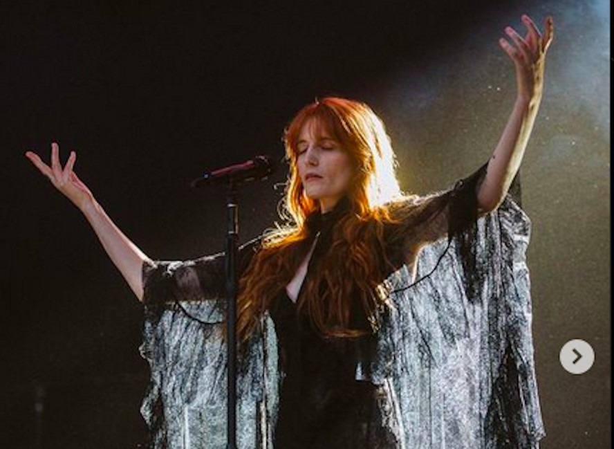 A cantora Florence Welch, vocalista do Florence + The Machine