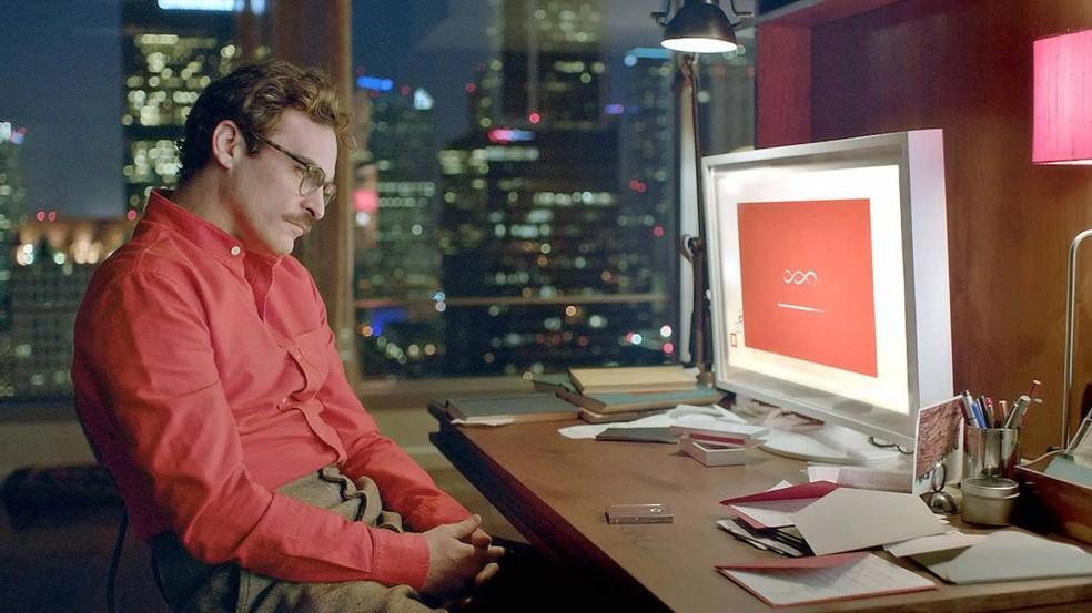 Joaquin Phoenix em cena do filme 'Ela' (2013) — Foto: divulgação