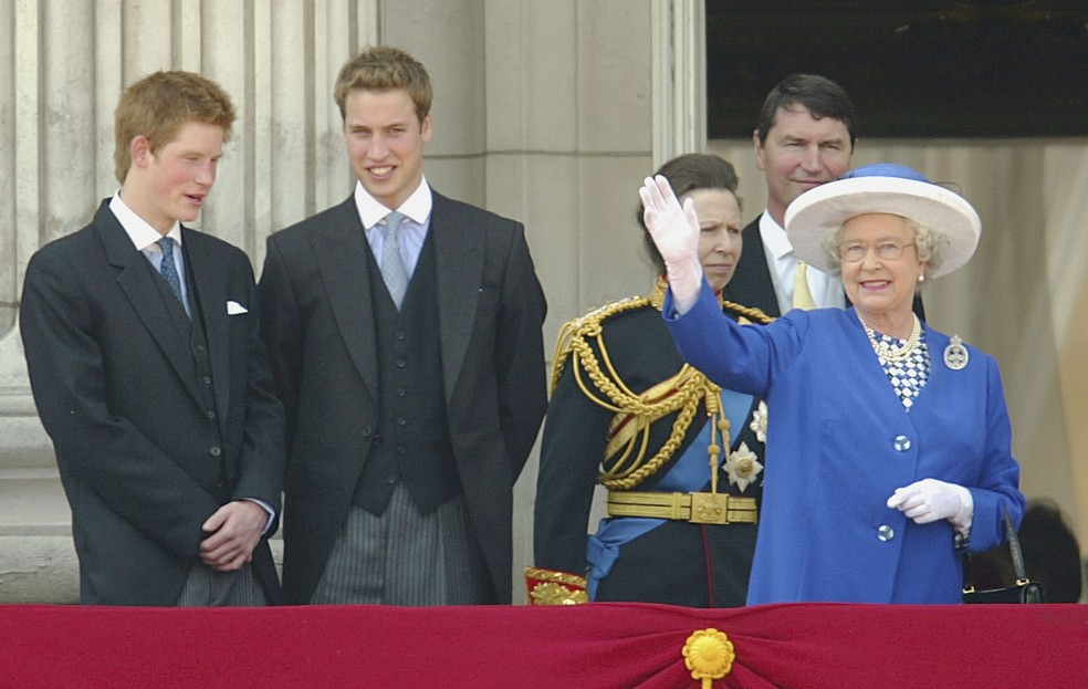 A Rainha Elizabeth II (1926-2022) com os netos, os príncipes Harry e William, em foto de 2003 — Foto: Getty Images