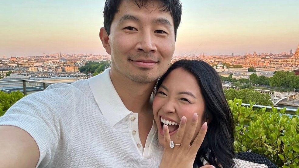 Simu Liu, ator da Marvel e 'Barbie', pede mão de namorada em casamento ...