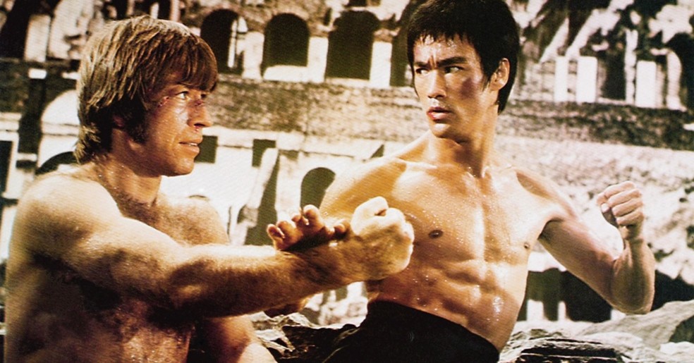 Chuck Norris e Bruce Lee em cena de 'O Voo do Dragão' — Foto: Reprodução