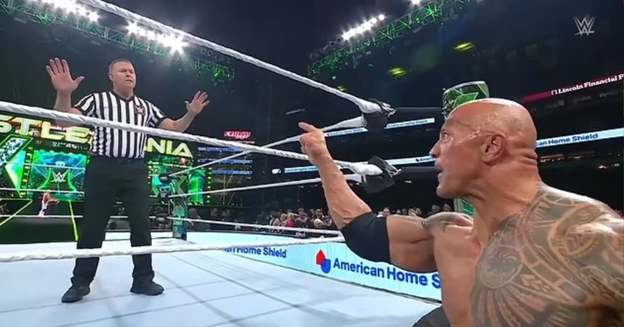 Dwayne 'The Rock' Johnson discutindo com juiz em luta do WWE