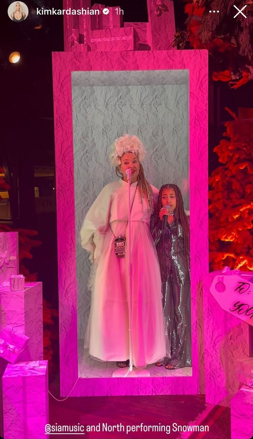 Khloé Kardashian surpreende com árvore de Natal inteira rosa - Revista  Marie Claire