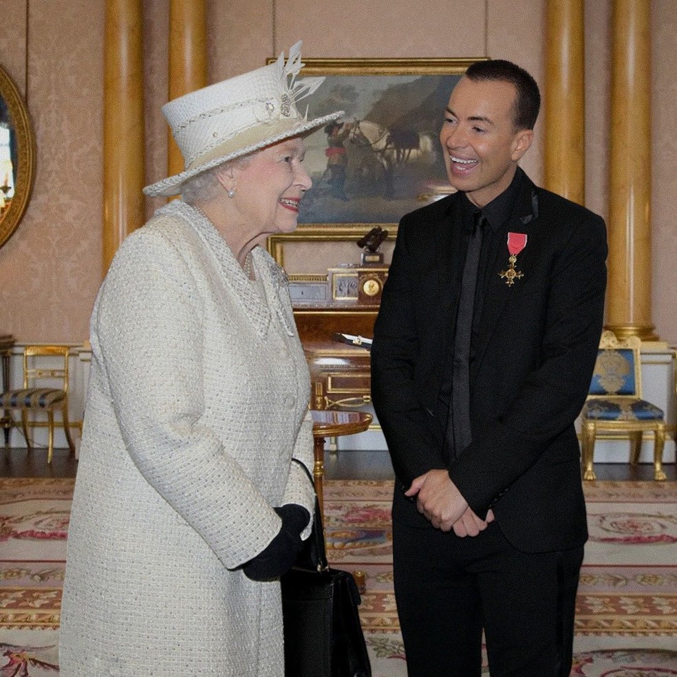 Julien Macdonald recebeu honraria das mãos da Rainha Elizabeth — Foto: reprodução/Instagram