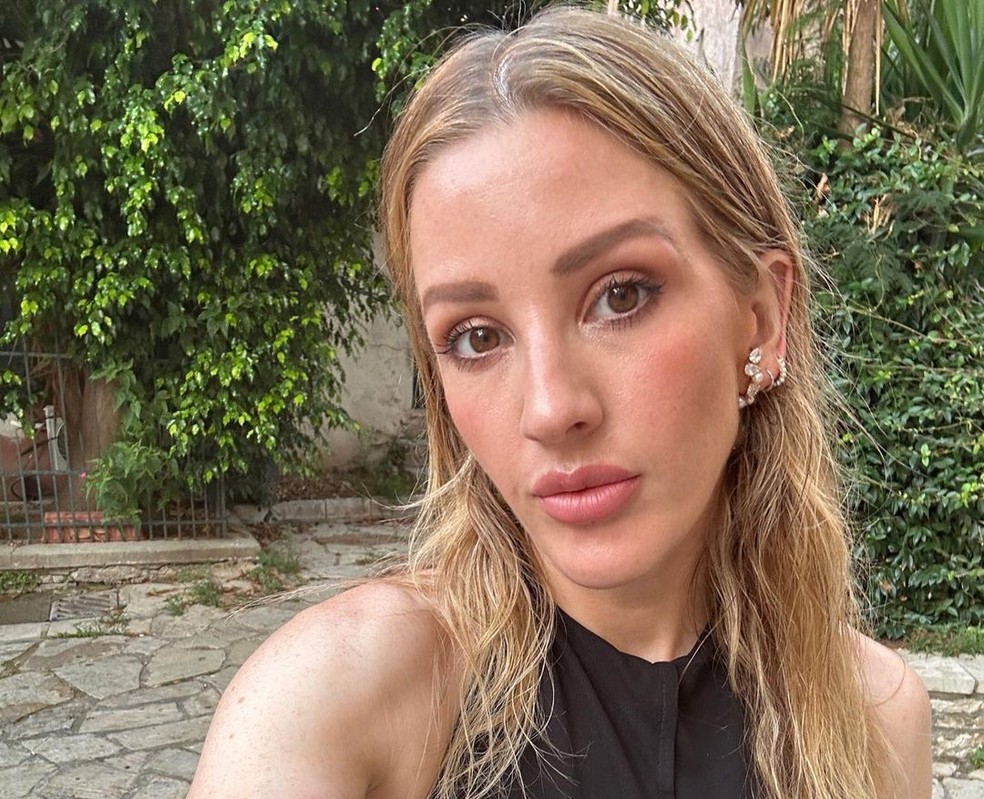 cantora-pop-ellie-goulding-surpreende-com-foto-de-topless-em-frente-de
