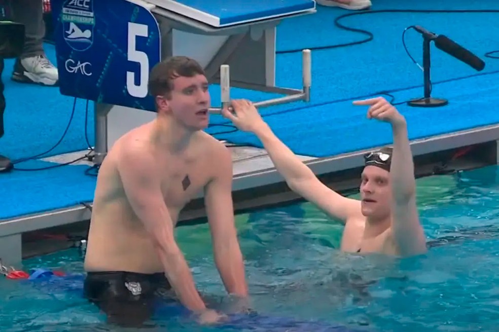 Owen Lloyd se desespera ao perder título após 'comemoração ilegal' — Foto: reprodução