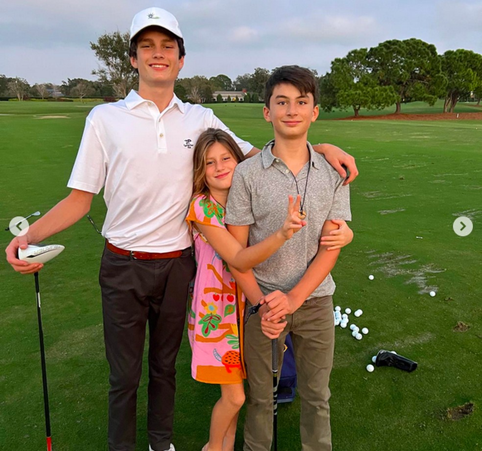 Os três filhos de Tom Brady em foto compartilhada pelo ex-atleta no Dia dos Pais nos EUA — Foto: Instagram