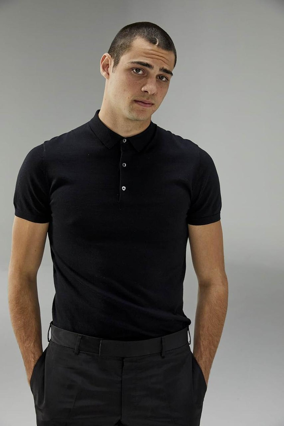 O ator Noah Centineo — Foto: Reprodução/Sarah Kehoe