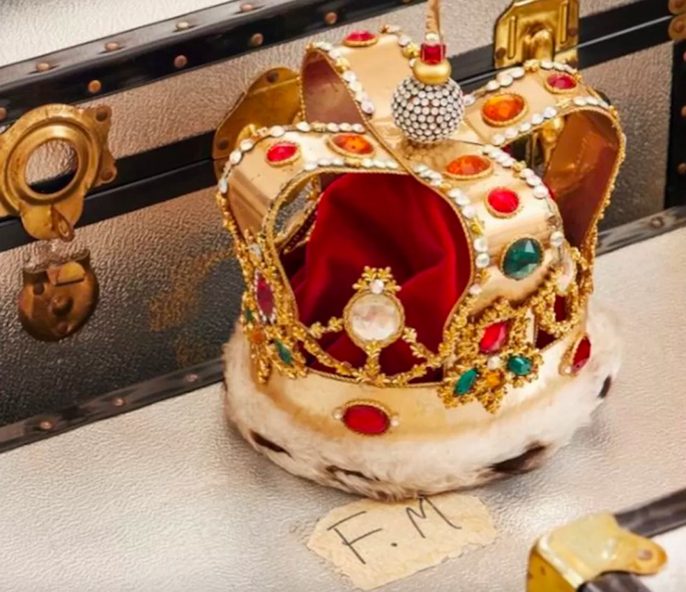 A coroa usada por Freddie Mercury em shows do Queen — Foto: Divulgação
