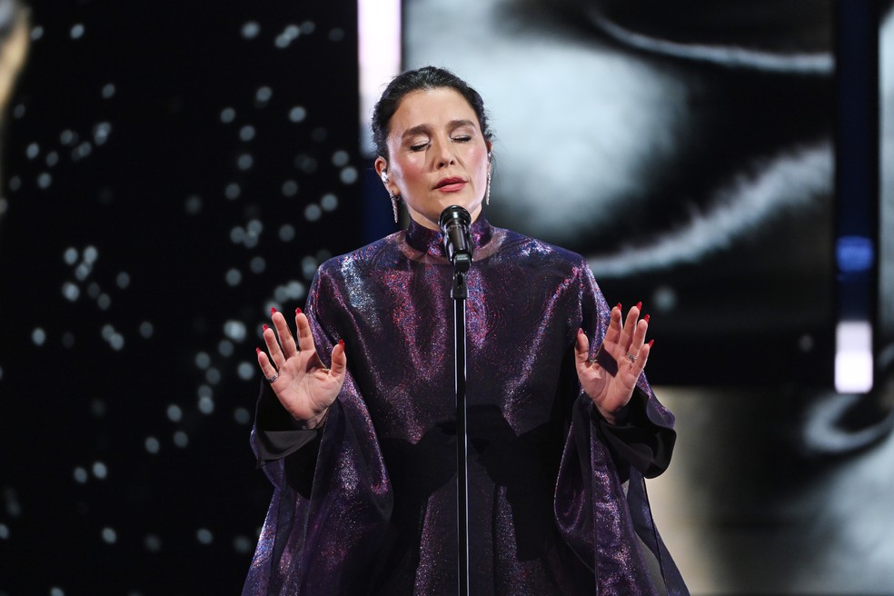 A cantora Jessie Ware no segmento 'In Memoriam' do BAFTA 2026 — Foto: Getty