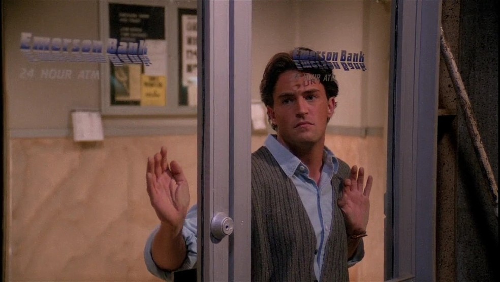 Matthew Perry em 'Aquele do Blecaute', de Friends. — Foto: NBC