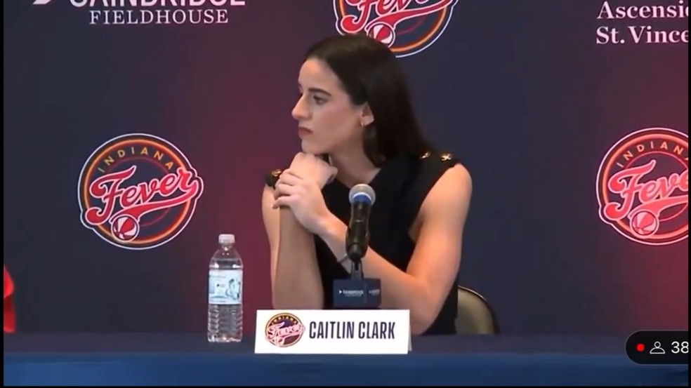 A jogadora de basquete Caitlin Clark em entrevista constrangedora — Foto: Reprodução/Instagram