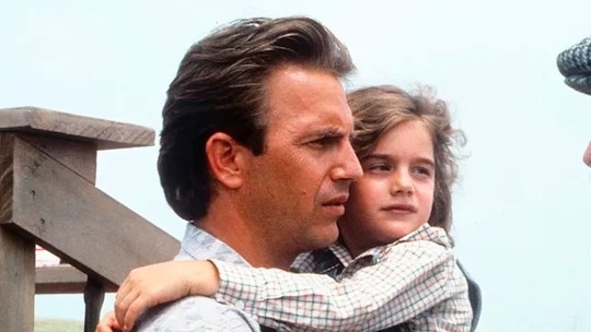 Atriz choca ao revelar como foi interpretar filha pequena de Kevin Costner em clássico dos anos 1980: 'Não senti energia paterna'