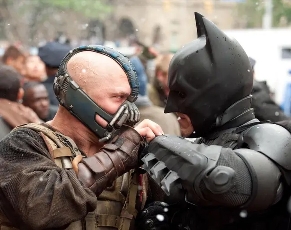 Tom Hardy e Christian Bale em cena de Batman - O Cavaleiro das Trevas Retorna — Foto: Divulgação