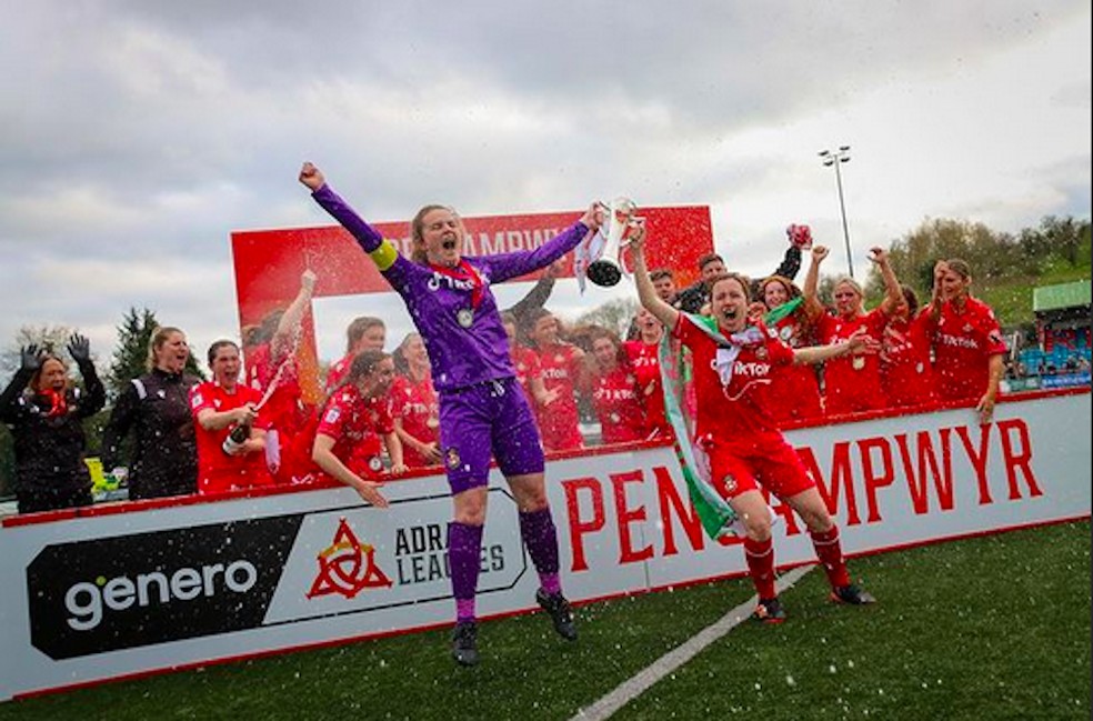 As jogadoras do Wrexham AFC com o troféu da segunda divisão do campeonato galês feminino de futebol — Foto: Instagram