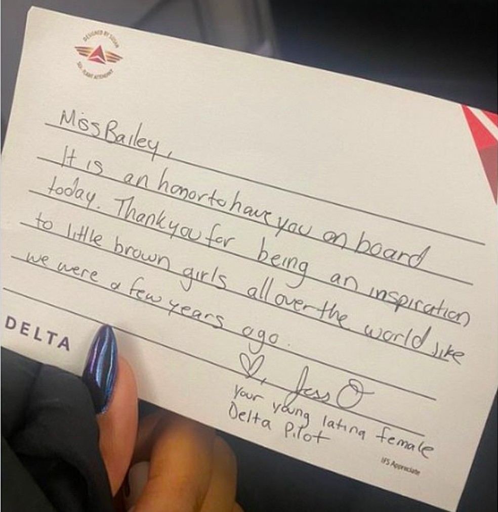 O bilhete enviado à atriz Halle Bailey por uma piloto de avião — Foto: Twitter