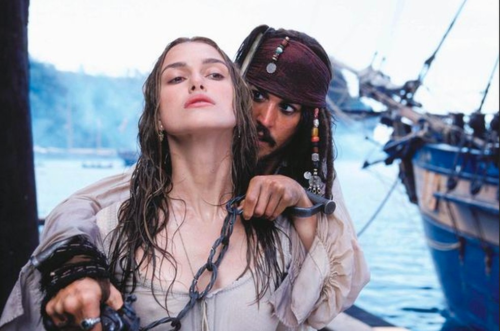 A atriz Keira Knightley em cena da franquia Piratas do Caribe — Foto: Reprodução