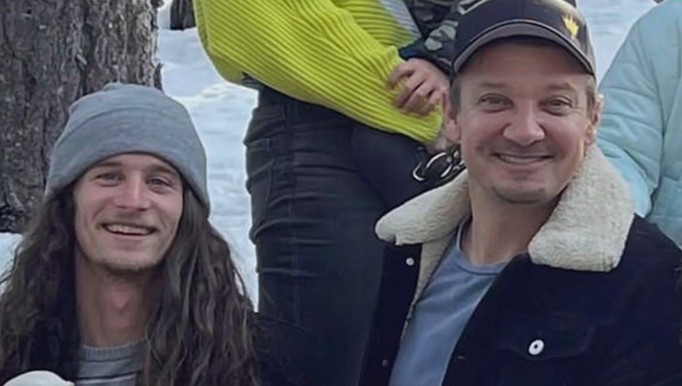 Jeremy Renner com o sobrinho em foto feita antes do acidente — Foto: Reprodução