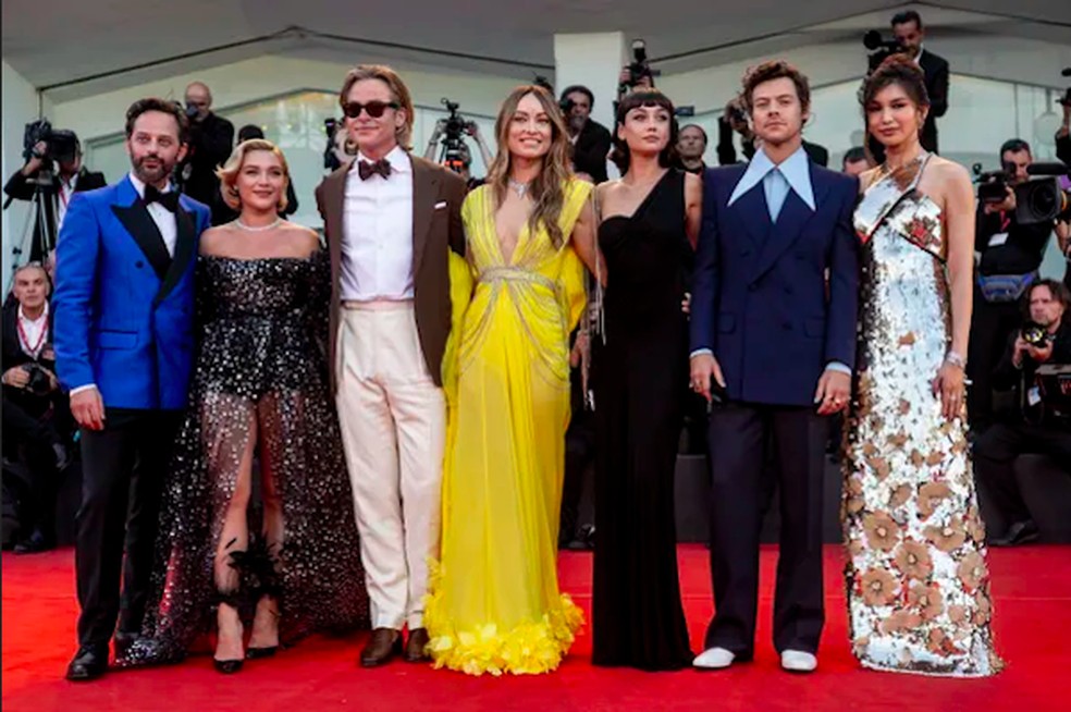 Florence Pugh, Olivia Wilde e Harry Styles e os demais membros do elenco de Não Se Preocupe, Querida (2022) no lançamento do filme no Festival de Veneza — Foto: Getty Images