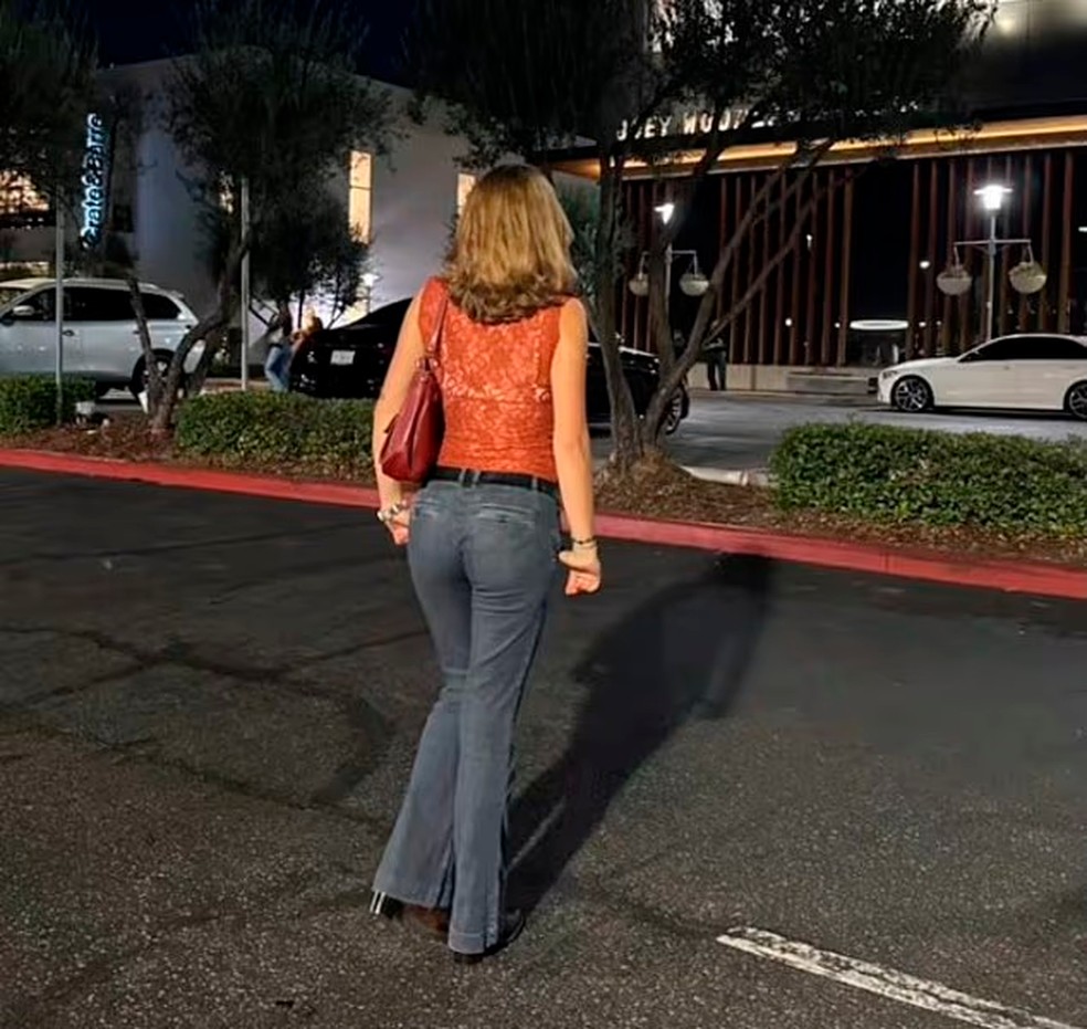 Foto tirada por Sami Sheen em que os dois suspeitos podem ser vistos ao fundo — Foto: reprodução/TikTok