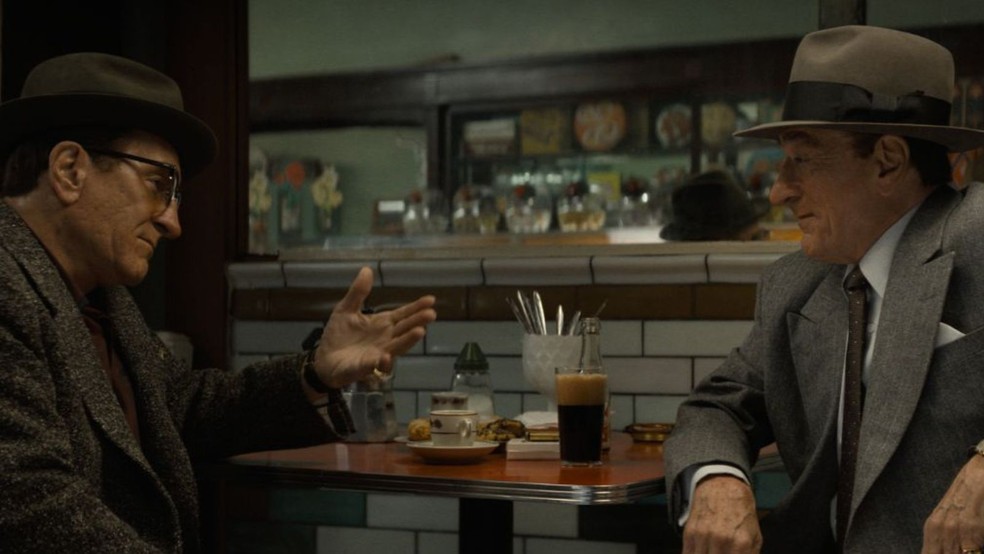 Robert De Niro como seus dois personagens em 'The Alto Knights: Máfia e Poder' — Foto: Reprodução/Warner Bros. Pictures
