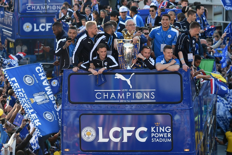 A festa do Leicester após o título inédito da Premier League em 2016 — Foto: Getty Images