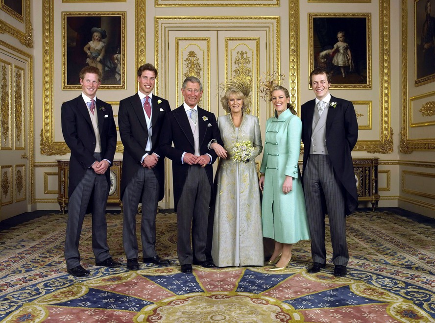 O Rei Charles III e a Rainha Consorte Camilla com os filhos em foto de 2005