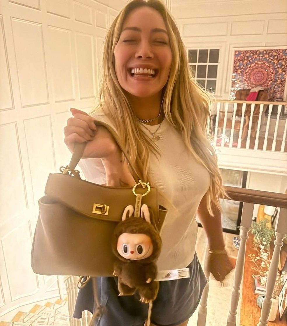 Hilary Duff e seu Labubu — Foto: reprodução/Instagram