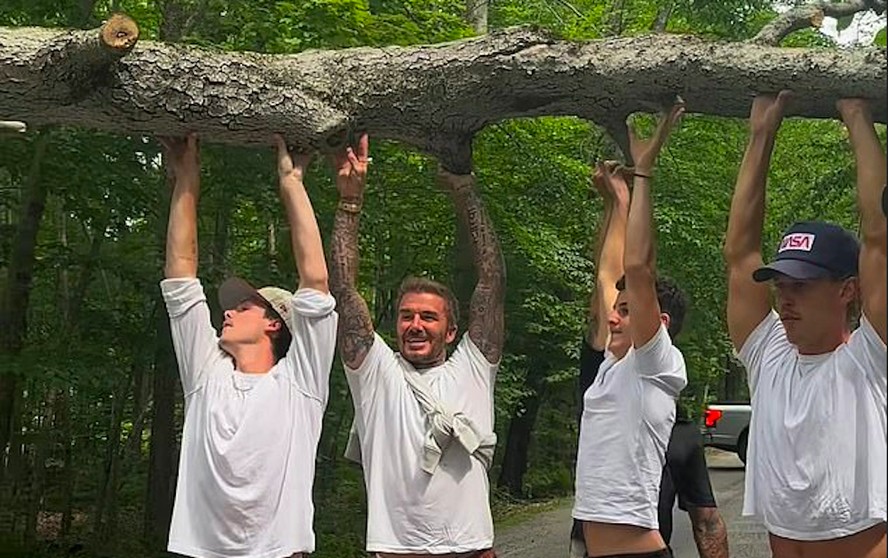 David Beckham com o filho Cruz, um amigo do rapaz e o ator Austin Butler removendo uma árvore caída em uma estrada do Canadá
