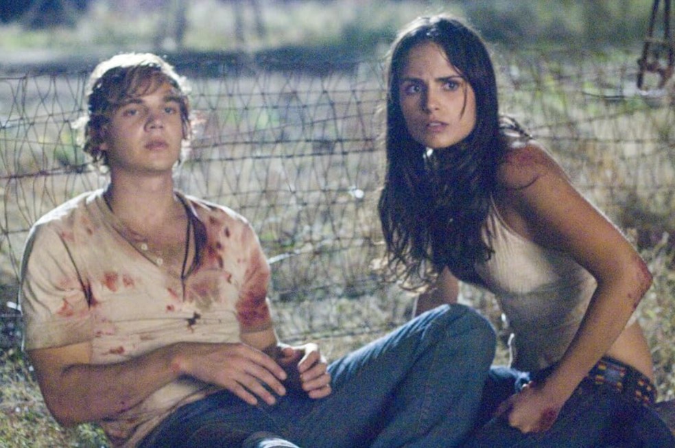 Jordana Brewster e Taylor Handley em 'O Massacre da Serra Elétrica: O Início' (2006) — Foto: Reprodução