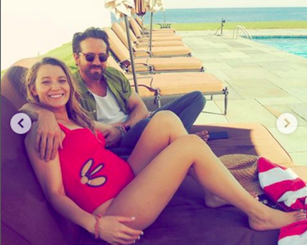 A atriz Blake Lively, em sua quarta gestação, na companhia do marido, o ator Ryan Reynolds — Foto: Instagram