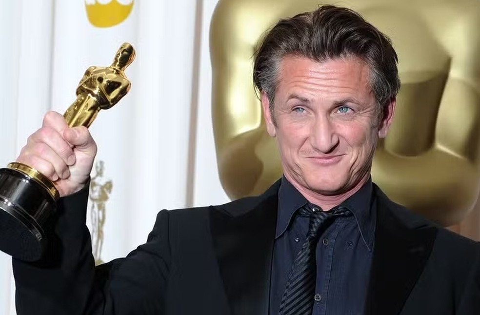 Sean Penn com seu segundo Oscar na carreira por Milk: A Voz da Igualdade (2008) — Foto: Getty Images