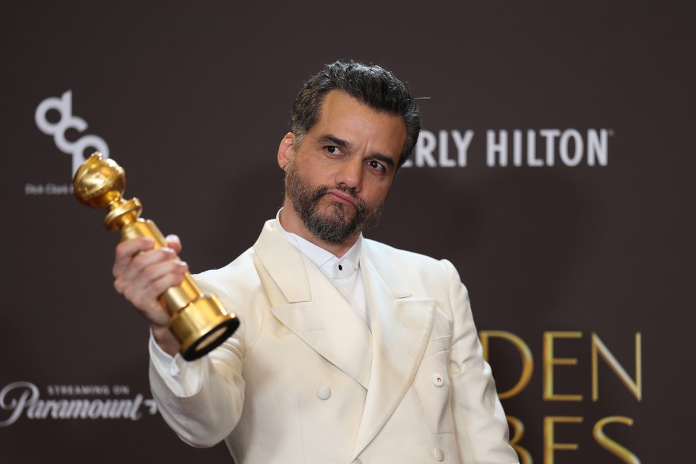 O ator Wagner Moura com o Globo de Ouro vencido por ele por O Agente Secreto (2025) em 11 de janeiro de 2026 — Foto: Getty Images