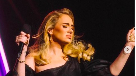 Adele proíbe selfies com fãs durante série de shows em Las Vegas por medo de se infectar