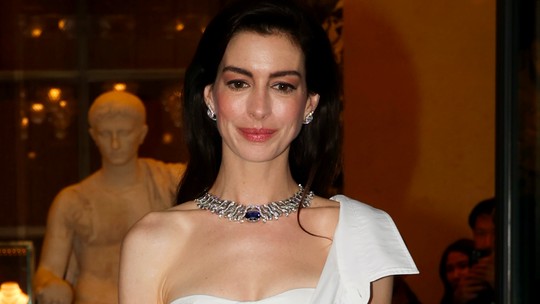 Anne Hathaway faz aposta ousada com look branco trabalhado nas transparências e fenda em Roma
