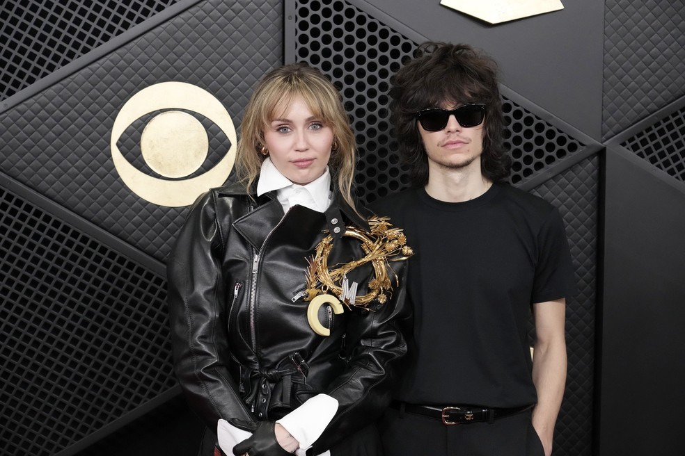 Miley Cyrus com o noivo Maxx Morando no Grammy 2026 — Foto: Getty