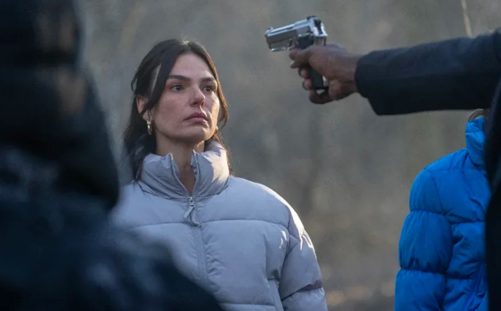 Isis Valverde em Código Alarum (2025) — Foto: Reprodução