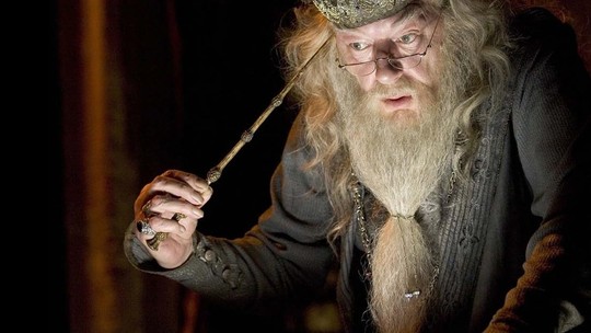 Michael Gambon, astro de 'Harry Potter' morto aos 82 anos, afirmou que não precisava atuar para fazer Dumbledore: 'Só colocar a barba'