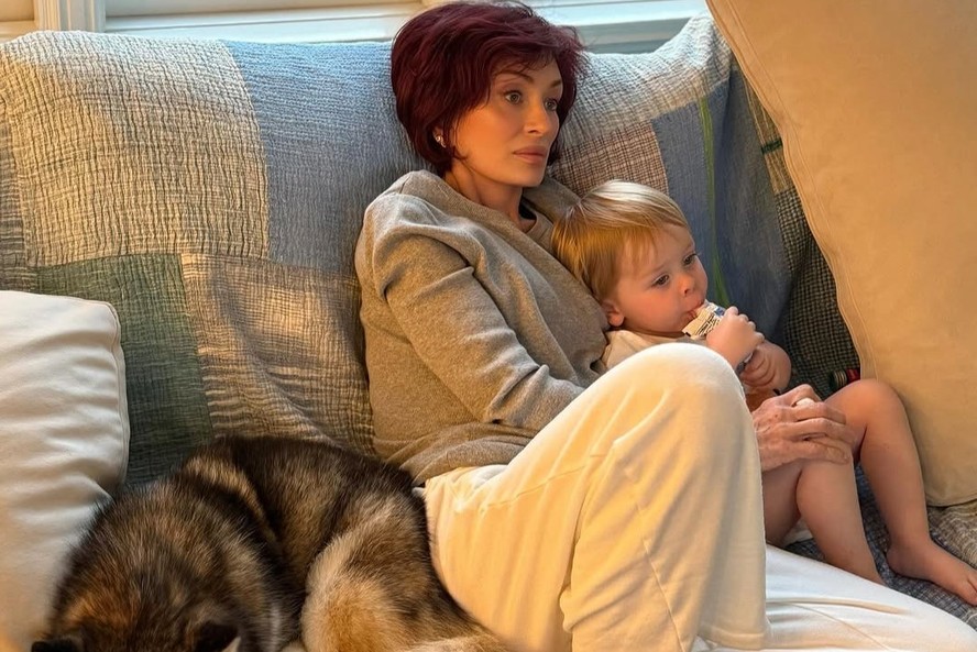Sharon, esposa de Ozzy Osbourne, é criticada por 'edição extrema' no rosto  em foto casual ao lado do netinho: 'Pare com isso', image size:888x593
